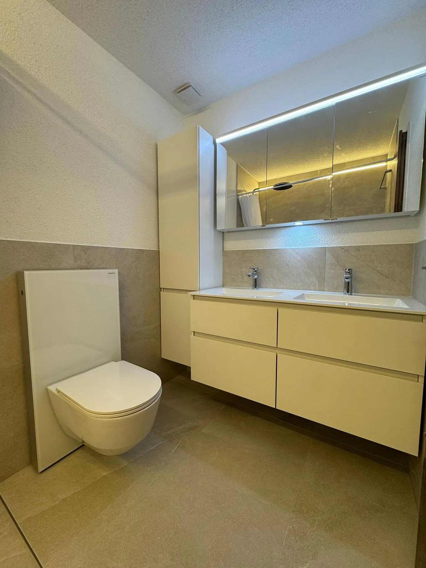 Waschtisch, Spiegelschrank und wandhängendes WC