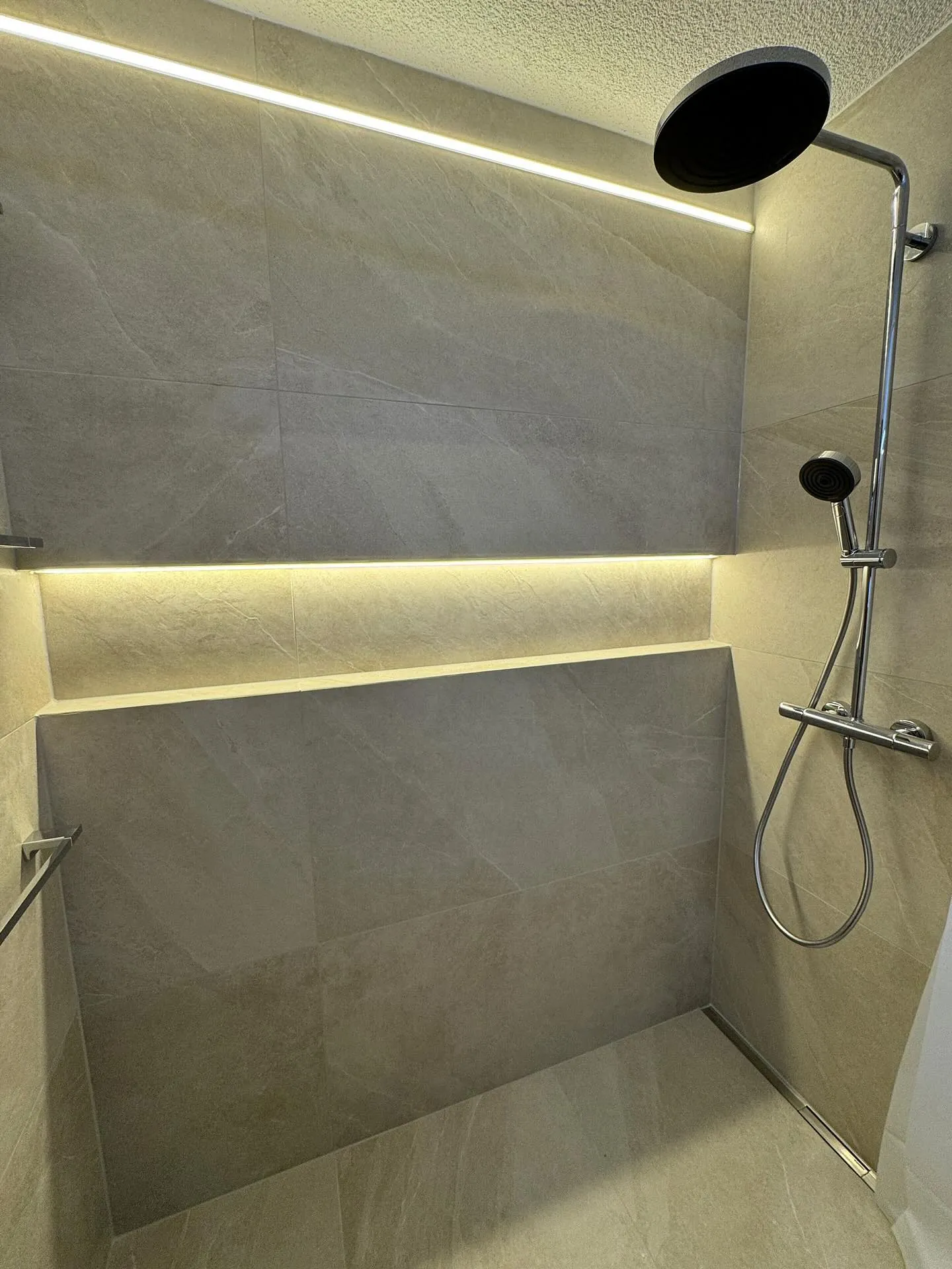 Bodenebene Dusche mit LED-Nische