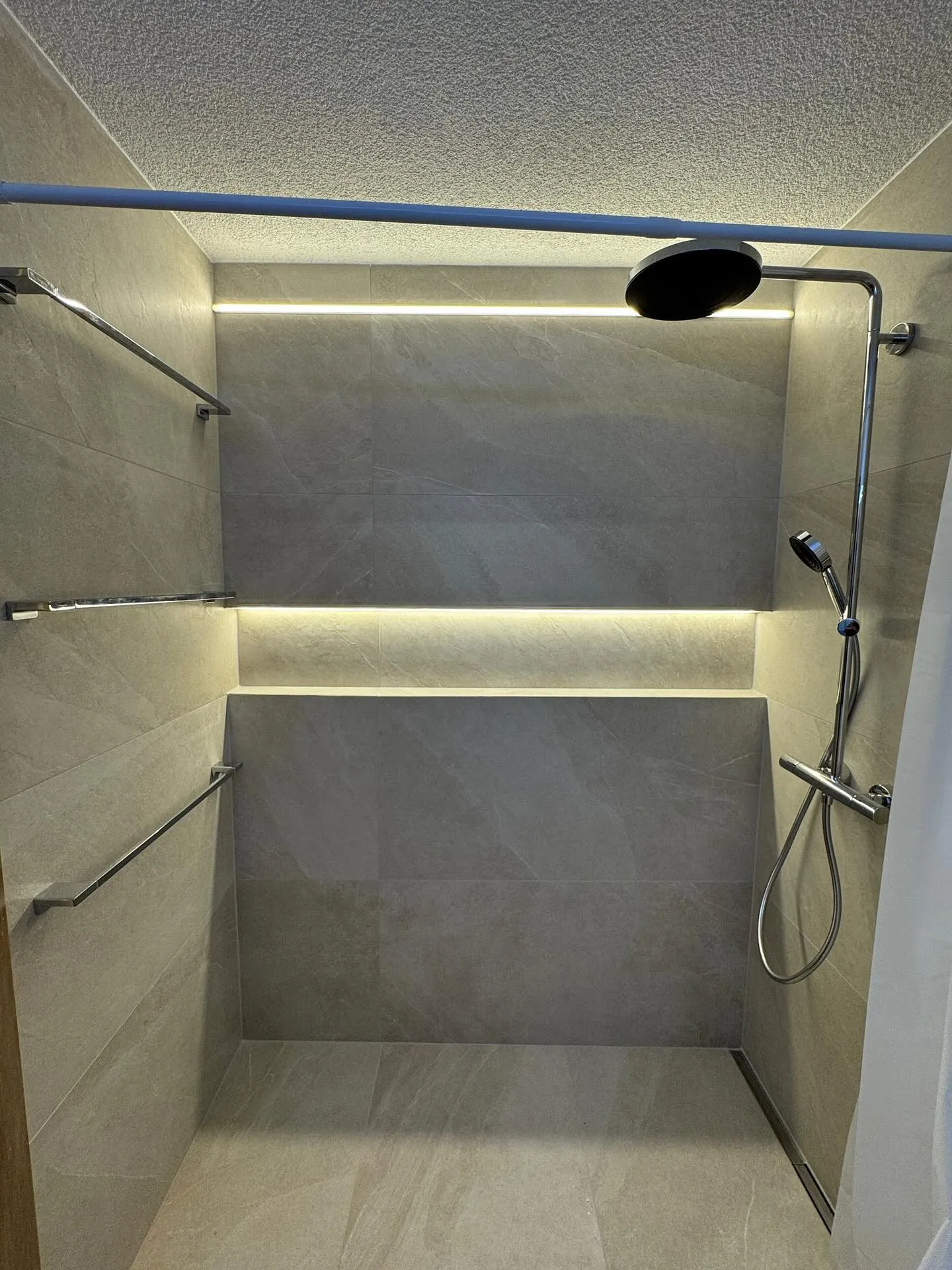 Dusche mit Haltegriffen und Regenbrause