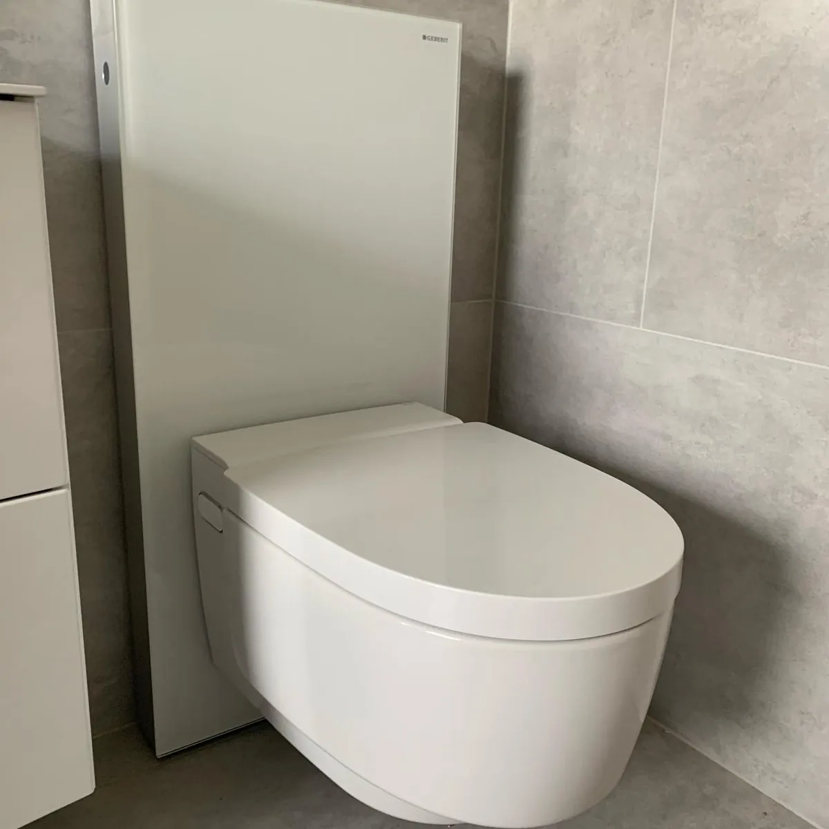 Wandhängendes Geberit Dusch-WC mit Sanitärmodul