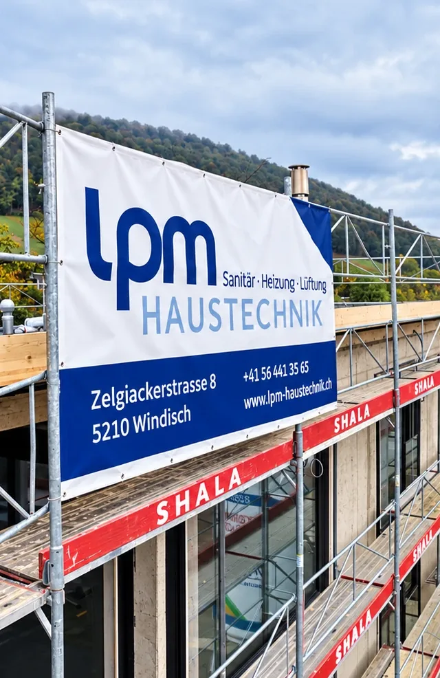 LPM-Haustechnik-Banner auf einem Neubau-Gerüst