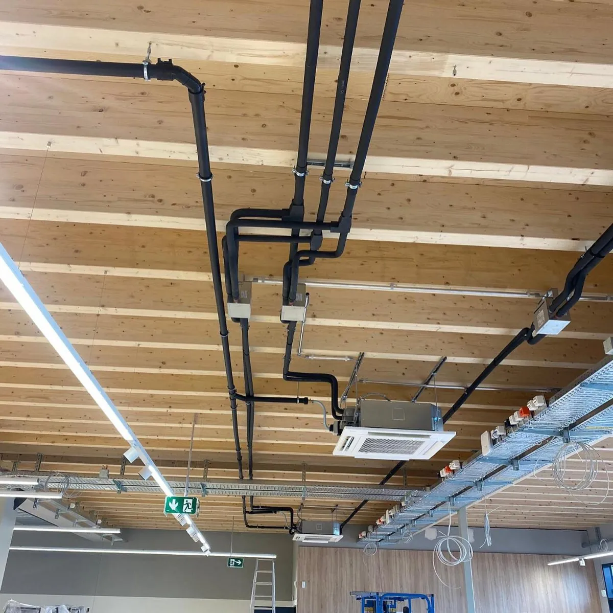 Leitungsführung unter der Holzdecke der Lidl Filiale