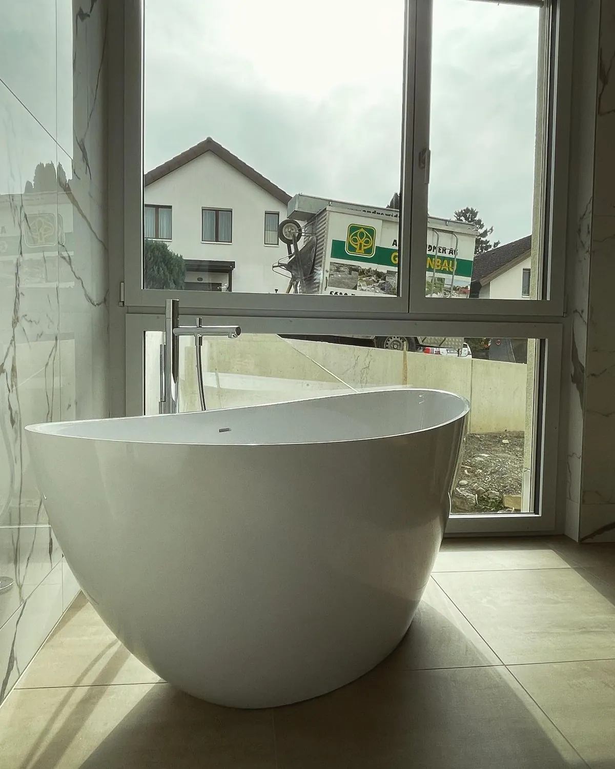 Freistehende Badewanne im Neubau Wohlen