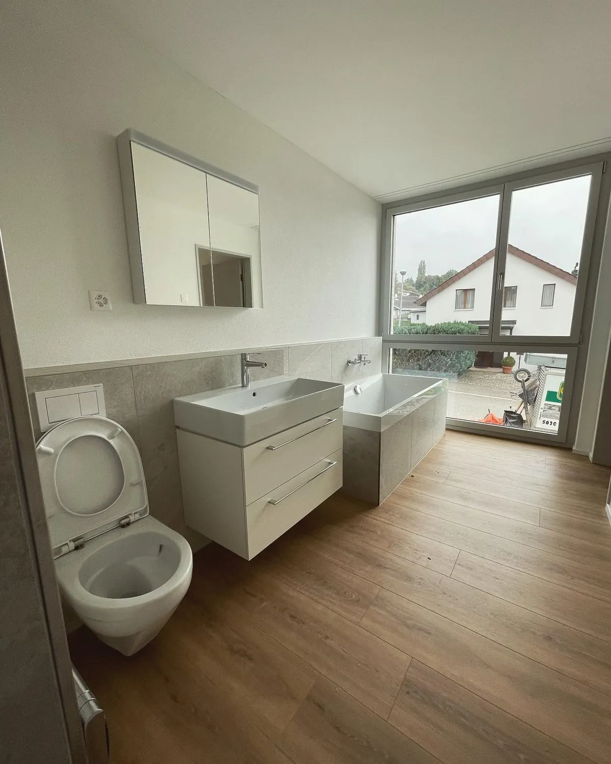 Badezimmer unter der Dachschräge mit Waschtisch und Badewanne